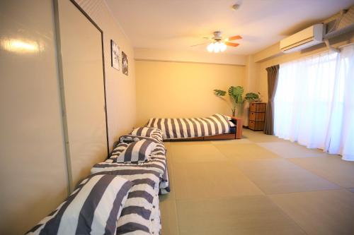 a room with two beds in a room at Fukuoka Condominium in Fukuoka