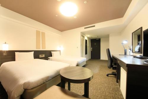 מיטה או מיטות בחדר ב-Daiwa Roynet Hotel Yokohama-Koen