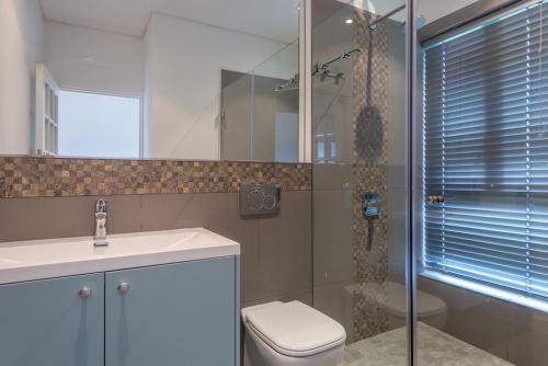 Ένα μπάνιο στο Modern spacious home in heart of Cape Winelands