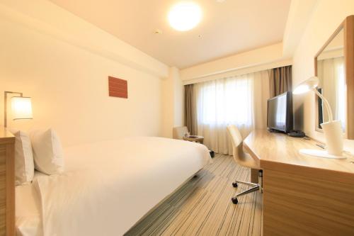 Tempat tidur dalam kamar di Daiwa Roynet Hotel Yokohama-Koen
