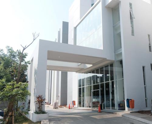 an external view of a white building at Green Stay Inn Aeropolis in Tangerang