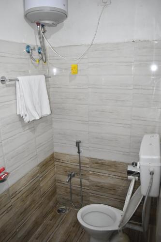 Ένα μπάνιο στο Swastik Inn