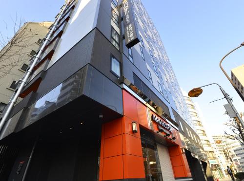 東京にあるアパホテル 蒲田駅東のオレンジ・ブラックの外観の建物