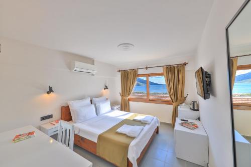 Кровать или кровати в номере Zinbad Hotel Kalkan