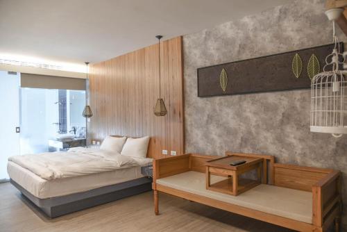 1 dormitorio con cama, mesa y jaula para pájaros en Ace House, en Yuchi