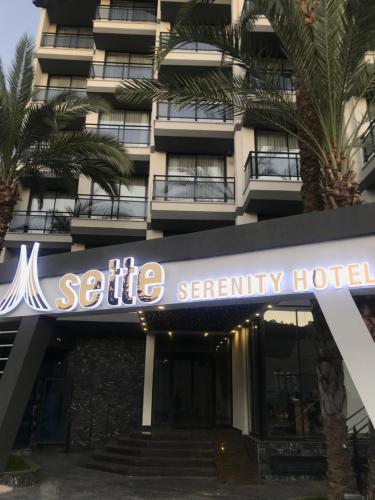 un hotel con un cartel para un hotel de seguridad en Sette Serenity Hotel, en Alanya