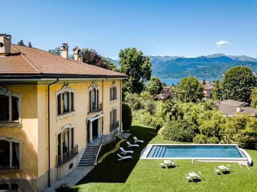 vista esterna di una casa con piscina di Villa Frua a Stresa