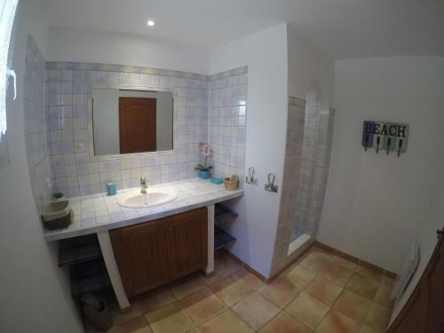 uma casa de banho com um lavatório e um espelho em Luciana em La Croix-Valmer