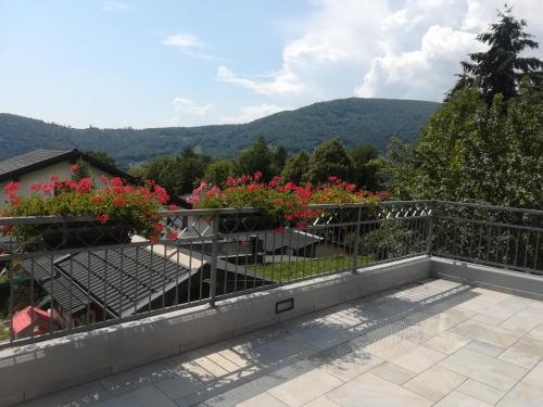 A general mountain view or a mountain view taken from a vendégházakat