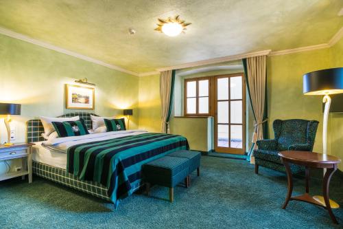 Postel nebo postele na pokoji v ubytování Schlosshotel Weyberhöfe