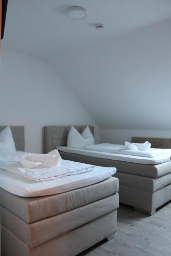 two beds sitting next to each other in a room at Gästehaus Hubertushof - 24h Check-In in Hausen