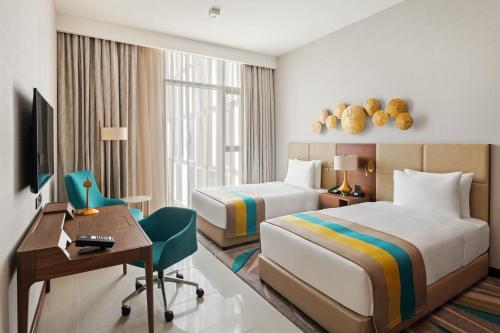 TV a/nebo společenská místnost v ubytování Holiday Inn Dubai Al-Maktoum Airport by IHG
