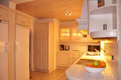 Ett kök eller pentry på Charming house with panoramic sea view over Bråviken!