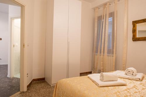 A bed or beds in a room at The Heart of San Marco - WiFi