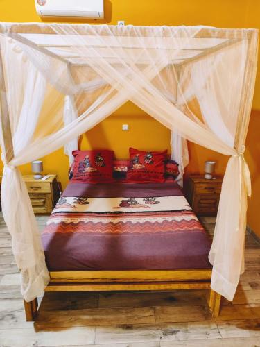 Una cama o camas en una habitación de B & B Mariamacounda