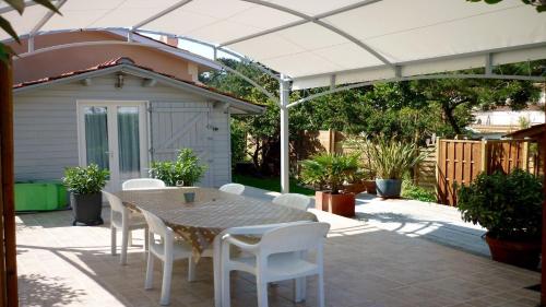 Photo de la galerie de l'établissement Comfortable house with garden in central beach location, à Lacanau