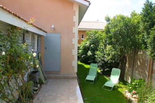 Photo de la galerie de l'établissement Comfortable house with garden in central beach location, à Lacanau