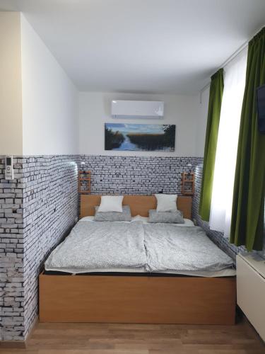 Ένα ή περισσότερα κρεβάτια σε δωμάτιο στο Kid Família Panzió Balatonszárszó