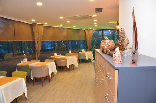 A restaurant or other place to eat at Otel Grand Lark İstanbul