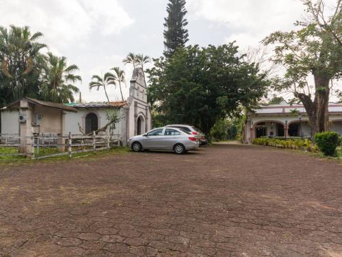a car parked in front of a house at Rancho Hotel El Carmen in Tlapacoyan