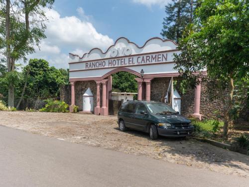 a car parked in front of a building at Rancho Hotel El Carmen in Tlapacoyan