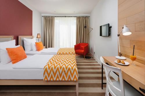 een hotelkamer met een bed en een bureau bij Amalie Bed and Breakfast & Apartments in Odense