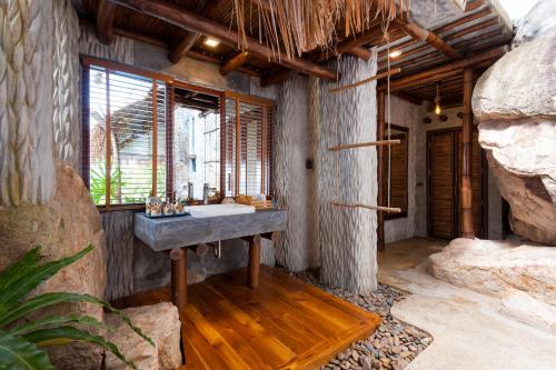 baño con lavabo y ventana en View Point Resort, en Ko Tao