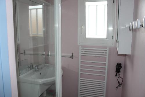 Kylpyhuone majoituspaikassa MAISON les ARCADES