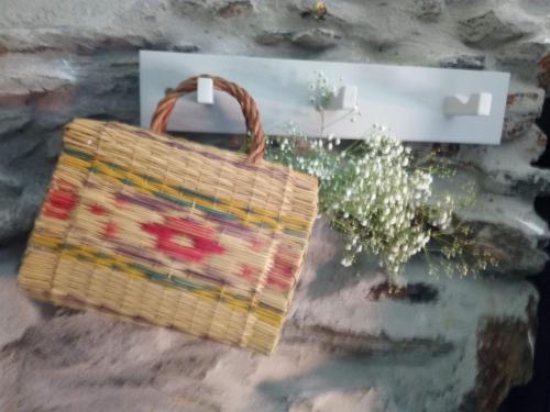 a wicker shopping bag sitting next to a plant at Casa da Colina in Amarante