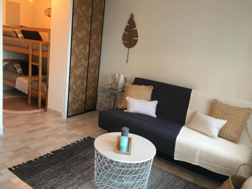 un salon avec un canapé et une table dans l'établissement Saint-Pierre-la-Mer, à Fleury