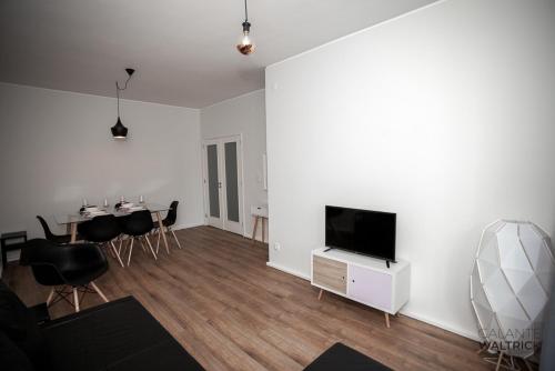 Downtown 3 Bedroom with Balcony - Quiet Street - Family Friendly - Groups