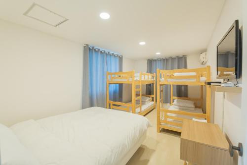 Postel nebo postele na pokoji v ubytování James Blue Hostel