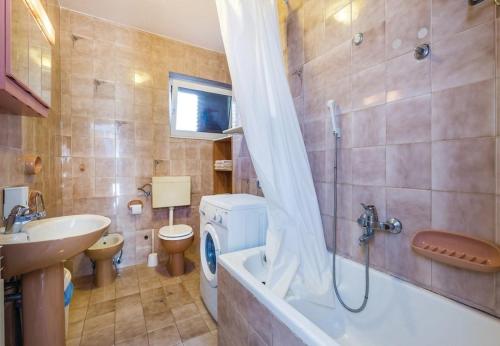 ein Badezimmer mit einer Badewanne, einem WC und einem Waschbecken in der Unterkunft Apartment Dari - with terrace in Lovran