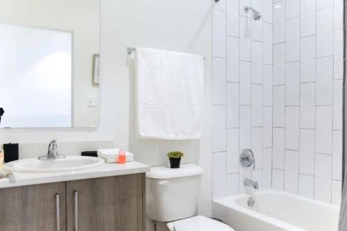 een badkamer met een toilet, een bad en een wastafel bij Outstanding Townhouse 18 min from the Beach - TH2 in Miami
