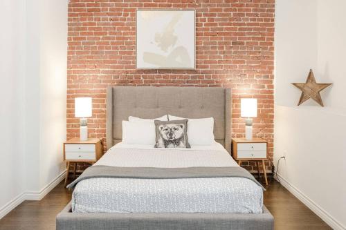 Ліжко або ліжка в номері Abode Los Angeles - Downtown Historic Core