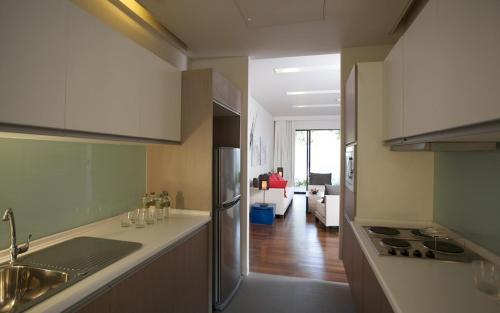 una cucina con frigorifero e un soggiorno. di Veranda High Residence a Hang Dong