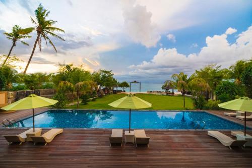 Der Swimmingpool an oder in der Nähe von d'Nusa Beach Club and Resort