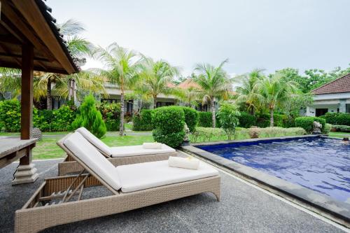 Bazén v ubytování WIRA Homestay & Spa nebo v jeho okolí