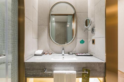 a bathroom with a sink and a mirror at Mercure Changzhou Jintan in Changzhou