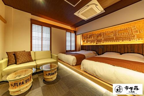 um quarto de hotel com uma cama e um sofá e uma cama e um sofá em Konjaku-So Shinsaibashi Rooftop SPA em Osaka