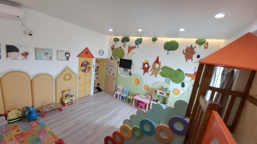 una habitación con una sala de juegos con una pared con animales en ChaoPingJia Fengge Guesthouse, en Wujie