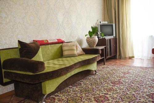 sala de estar con sofá y TV en Apartment Horkoho 7A en Shostka