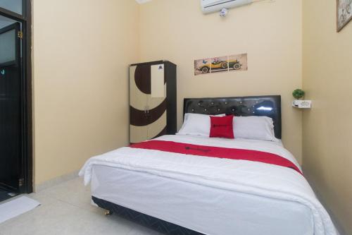 Posteľ alebo postele v izbe v ubytovaní RedDoorz Syariah near Stasiun Madiun