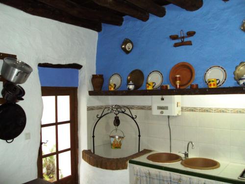 a bathroom with two sinks and plates on the wall at Casa Antoñita in Parauta