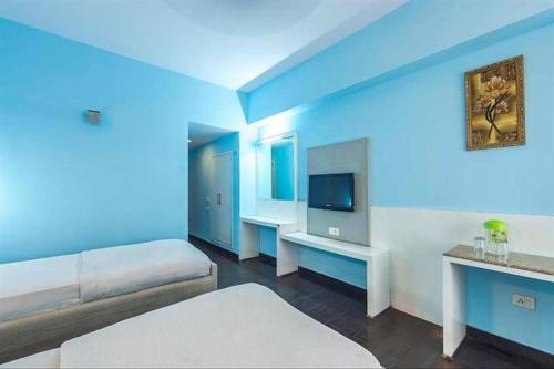TV a/nebo společenská místnost v ubytování Hotel Jaya International