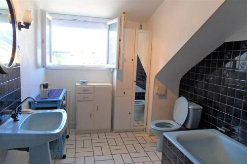 een badkamer met een wastafel en een toilet bij Maison ALIS 5 pièces 10 personnes à 100 mètres de la plage du Courégant in Ploemeur