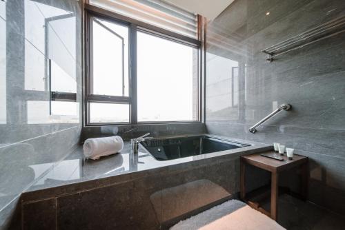 Bilik mandi di G-Luxe by Gloria Taimei Suzhou