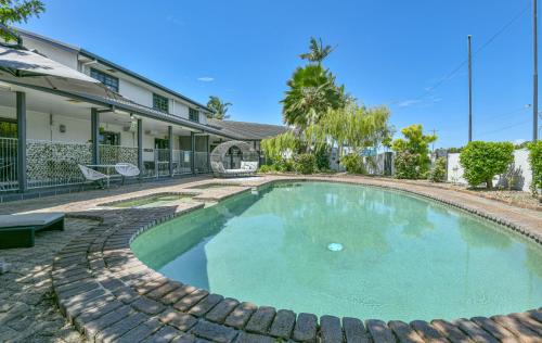 einen Pool im Hinterhof eines Hauses in der Unterkunft Alara Motor Inn in Mackay