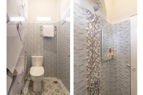 2 fotografias de uma casa de banho com um WC e um chuveiro em SUPER OYO 456 Aljadid Guest House Syariah em Medan