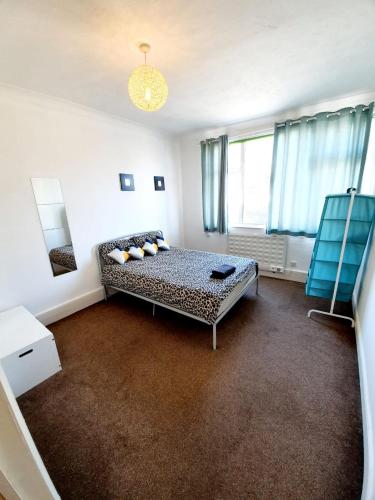 ein Wohnzimmer mit einem Sofa und einem Fenster in der Unterkunft Three Bedroom Apartment In Heart Of Rayleigh in Rayleigh